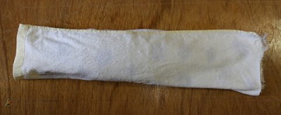 魚をタオルで包む