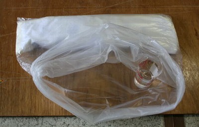 ビニール袋に入れて水を差す