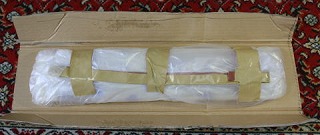 段ボールに魚を包む